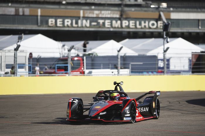 Oliver Rowland dari tim Nissan berhasil menjadi yang tercepat pada sesi FP1 Formula E di E-Prix Berlin (5/8/2020).