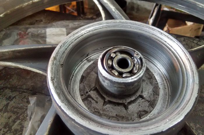 Ilustrasi bearing roda motor rusak