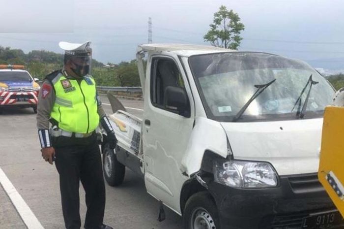 Kondisi Daihatsu Gran Max usai mengalami kecelakaan di Tol Pandaan KM 50, Kabupaten Pasuruan, Jawa Timur, Selasa (04/08/2020).