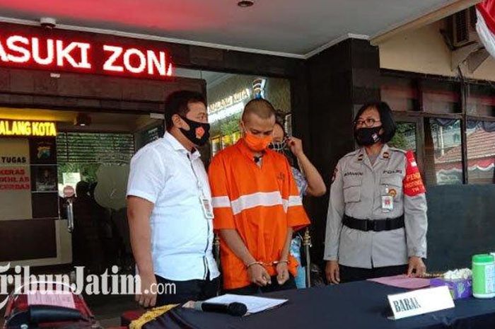 Kasat Reskrim Polresta Malang Kota, AKP Azi Pratas Guspitu saat menunjukkan tersangka AP beserta barang bukti, Rabu (5/8/2020).  