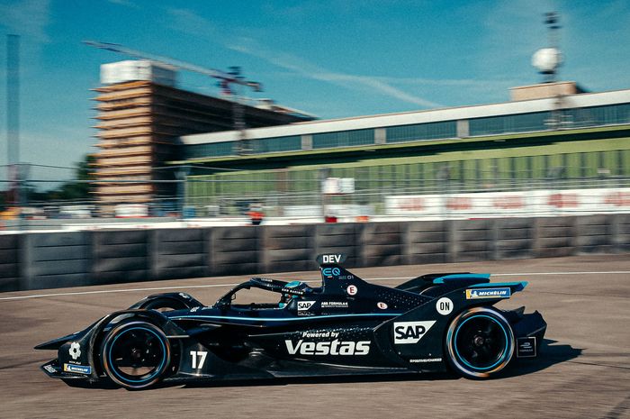 Nyck de Vries dari tim Mercedes berhasil memimpin sesi FP2 di ronde ke-6 Formula yaitu E-Prix Berlin 2020.