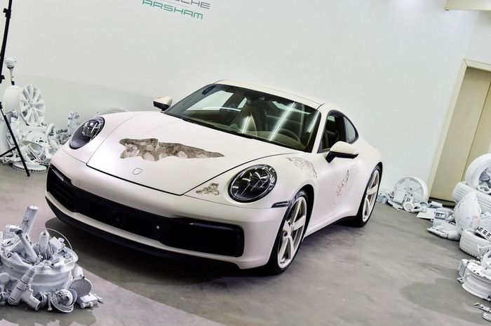 Porsche 911 Carrera 4S ini sengaja dibikin berlubang di bodinya, tapi isinya kristal!