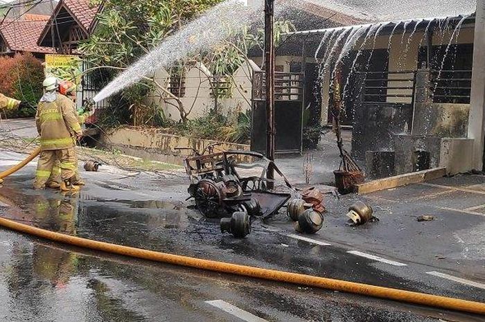 Personel Sudin PKP Jakarta Timur saat melakukan proses pemadaman motor yang terbakar di Jatinegara, Rabu (5/8/2020) 