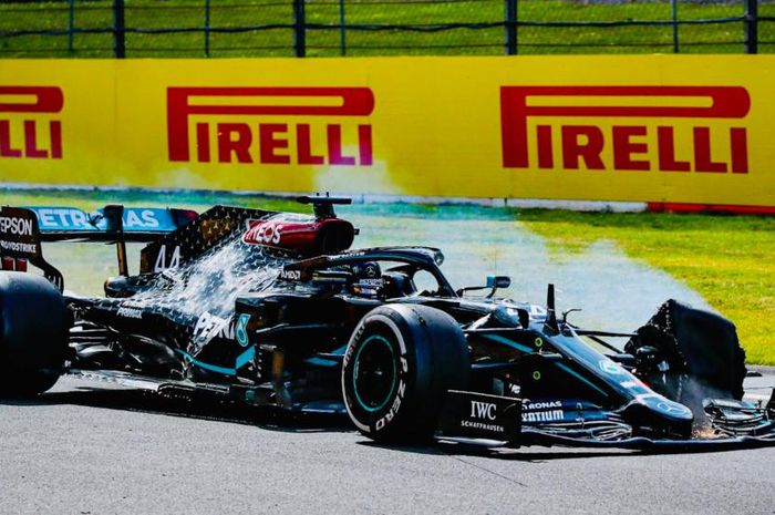 video detik-detik momen tegang Lewis Hamilton pecah ban di lap terakhir F1 Inggris 2020