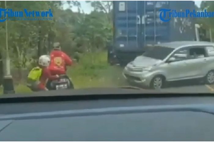 Truk gagal nanjak mundur tabrak 4 mobil (Hasil tangkapan layar Youtube Tribun Pekanbaru Official)