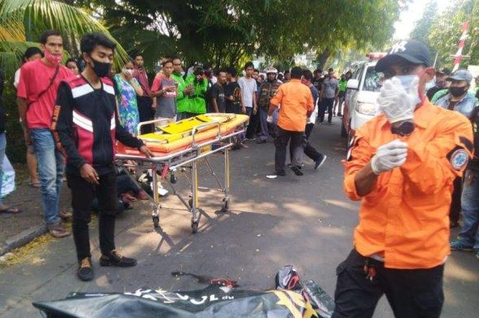 Proses evakuasi boncenger Yamaha Mio yang tewas setelah ditabrak belakang Daihatsu Gran Max di Ciputat Timur, Tangsel