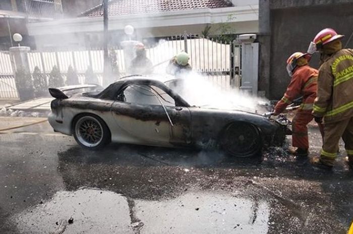 Mazda RX-7 terbakar Kamis (06/08/2020).