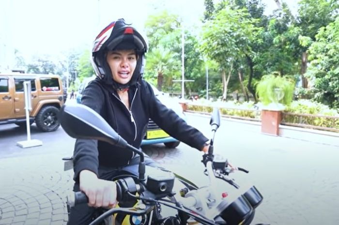 Aksi macho Nikita Mirzani menunggangi BMW R nine T Spezial keliling Jakarta, mampir makan Mie Ayam