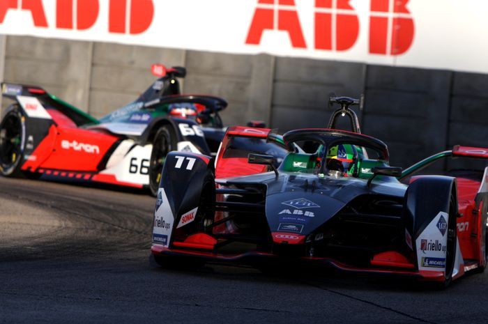 Lucas di Grassi (Nomor 11) tercepat di sesi FP3 seri ke-7 Formula E 2020 yaitu E-Prix Berlin 2020 ke-2, dari posisi 1 ke posisi 15 hanya terpaut setengah detik!