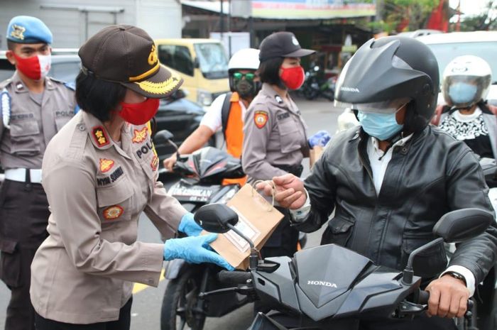 Personel Satlantas Polres Karangasem, Bali bagikan sejumlah paket masker kepada para pengendara di hari terakhir gelaran Operasi Patuh Lempuyang 2020, Rabu (05/08/2020).