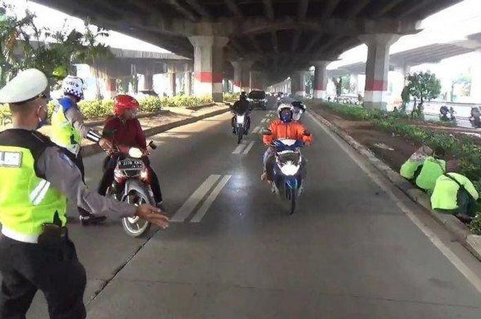 Masih banyak ditemukan sepeda motor yang masuk jalur cepat di Jalan DI Panjaitan, Jakarta Timur, Kamis (6/8/2020)