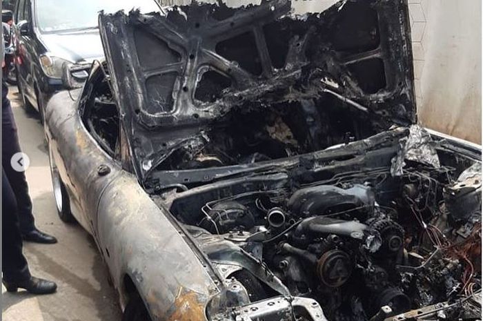 Bangkai Mazda RX-7 yang terbakar di Jl Wolter Monginsidi, Jakarta Selatan