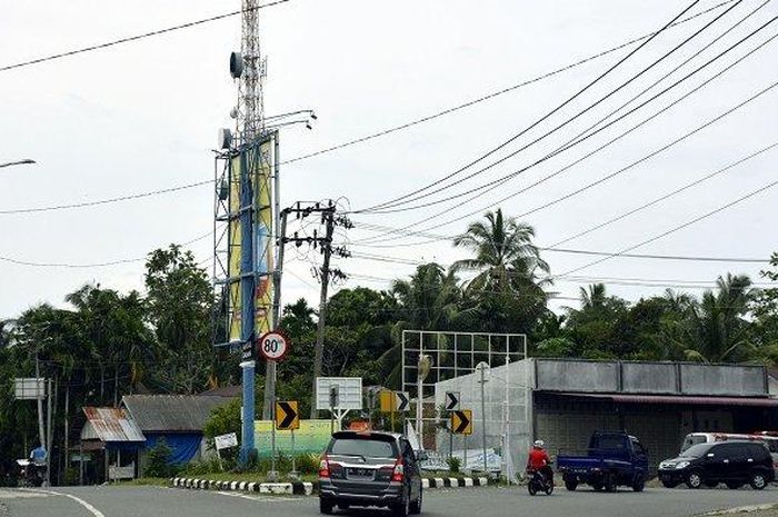 Tak adanya lampu lalu lintas membuat simpang tiga Cot Darat, Kecamatan Samatiga, Aceh Barat menjadi salah satu titik rawan kecelakaan.