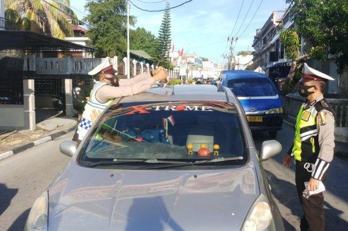 Para polisi anggota Satlantas Polres Karimun bikin pengendara motor kocar-kacir, dikira razia aslinya bagi-bagi dan pasang bendera ke motor dan mobil