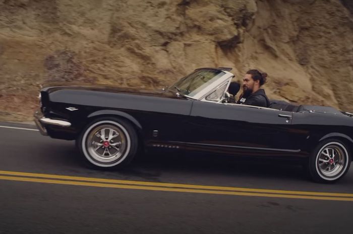 Jason Momoa beri kejutan ke sang istri, Ford Mustang rusak disulap jadi kayak baru