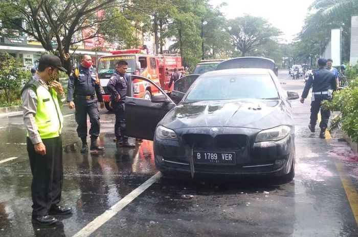 Mobil BMW terbakar di Jalan Boulevard Selatan Kawasan Summarecon Bekasi, Kelurahan Marga Mulya, Kecamatan Bekasi Utara, Kamis (6/8/2020).