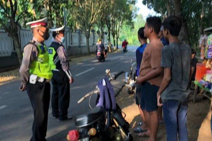 Anggota Satlantas Polres Pekalongan saat menindak pengendara yang tidak menggunakan helm.