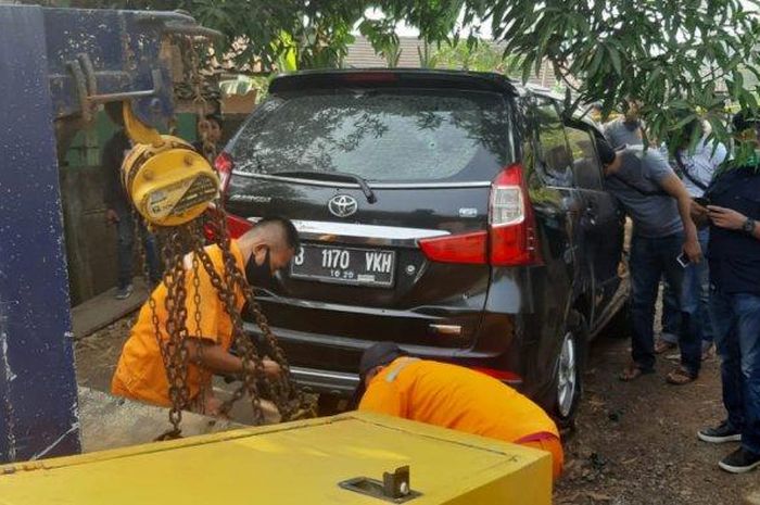 Toyota Avanza penuh bekas tembak dan sosok mayat pria ditemukan didalam kabin dengan luka berondongan peluru