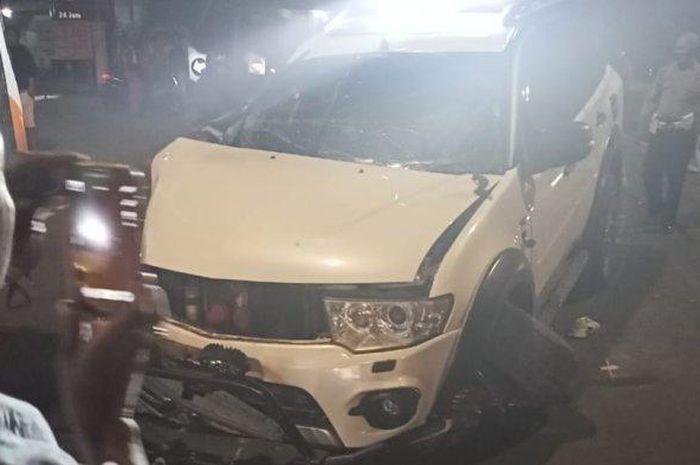 Mitsubishi Pajero Sport yang menabrak pembatas di Jalan Raya Bekasi, Ujung Menteng, Cakung, Jakarta Timur