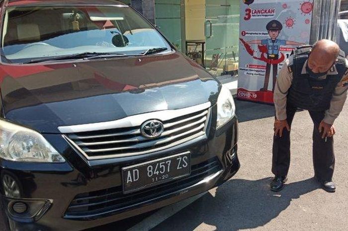 Toyota Kijang Innova milik BRI Solo di Mapolres Solo, Kamis (06/08/2020).