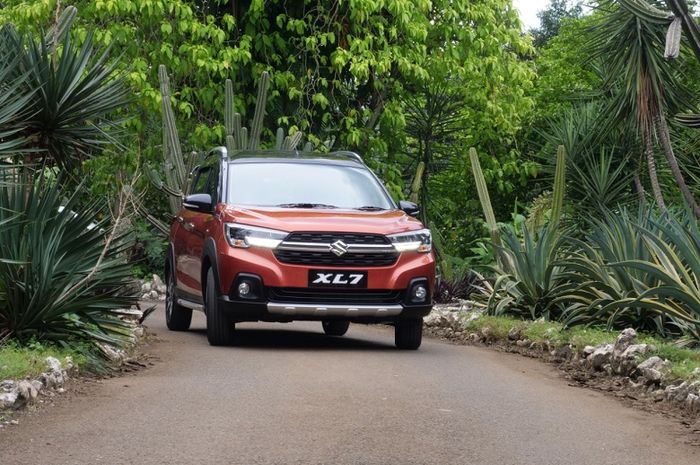 Tampilan depan Suzuki XL7 