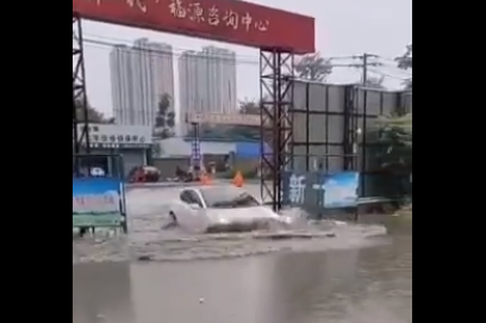 cuplikan video seorang pengendara di China nekat terjang banjir pakai Tesla Model 3