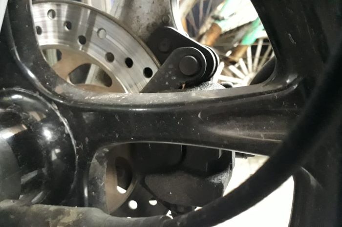 Kampas rem yang kendur bisa bikin rem berisik