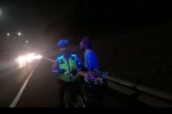 Pemotor yang menurut keterangan polisi dalam kondisi mabuk melintas di Jalan Tol JORR Bekasi, Jawa Barat, Rabu (5/8/2020). Orang itu kemudian dihentikan polisi.