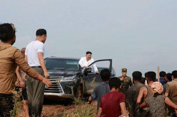 Kim Jong Un menyetir sendiri Lexus 570 saat melakukan kunjungan ke korban banjir