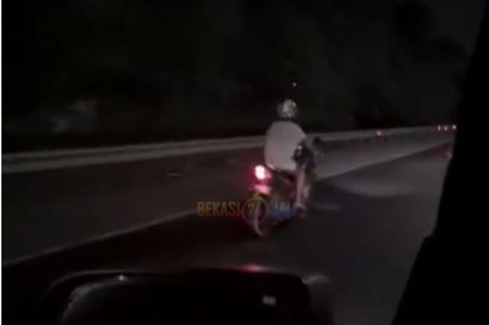Pengendara Yamaha All New Soul GT santuy terobos tol JORR