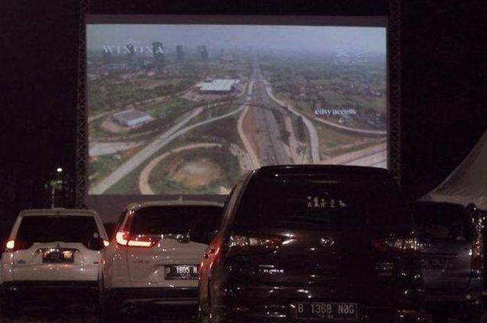 Menonton bioskop dari mobil di Mall Alam Sutera Kota Tangerang. 