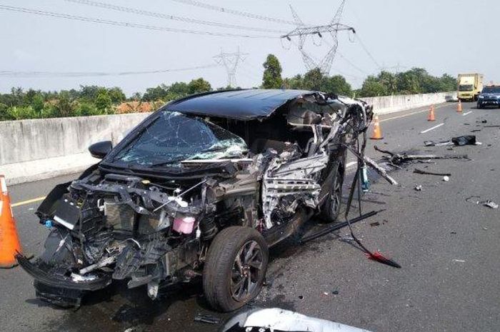 Kondisi Toyota Rush yang rusak setelah terlibat kecelakaan dengan sebuah truk
