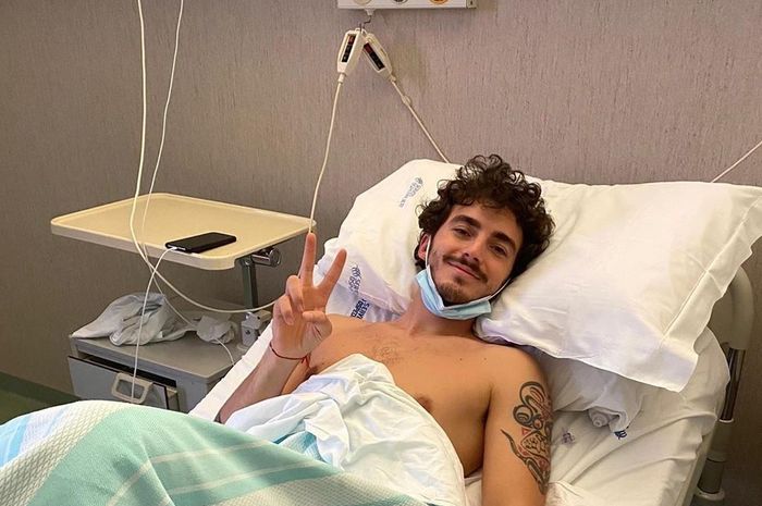 Fransesco Bagnaia usai menjalani operasi patah tulang tibia kanan di Ancona, Italia akibat crash di FP1 MotoGP Ceko 2020