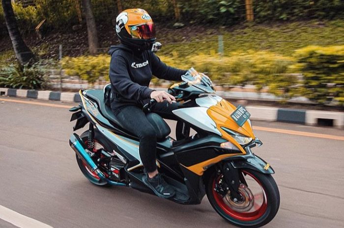 Nabilla Amalia mengendarai Yamaha Aerox miliknya