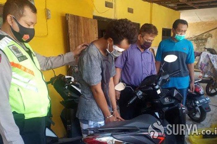 Seorang pencuri motor asal Surabaya yang babak belur dipukuli warga saat dibawa polisi di Sidoarjo.  