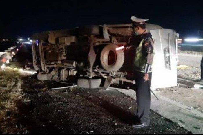 Isuzu Elf yang terlibat kecelakaan di Tol Cipali