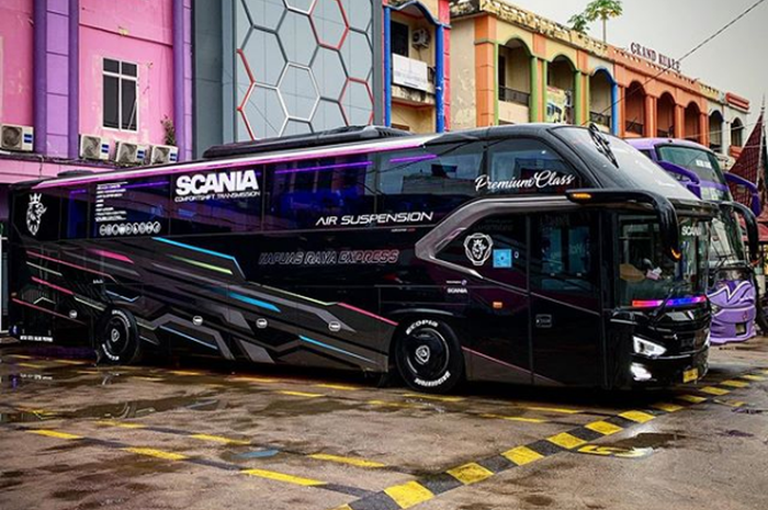 Bus PO Kapuas Raya Express yang pakai aksen stiker di ban, bikin tampilan terlihat sporty.
