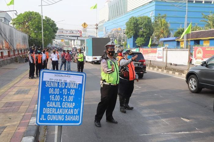 Sosialisasi sistem ganjil genap di Jalan Gunung Sahari, Jakarta Utara, Rabu (5/8/2020)