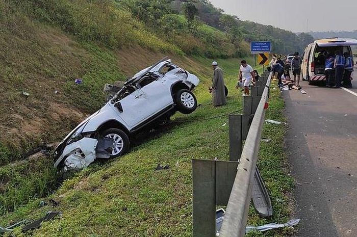 Sebuah mobil SUV Toyota Fortuner bernomor polisi D 1768 AGV mengalami kecelakaan tunggal di Tol Cipularang KM 101.700 B, Jumat (7/8/2020). 