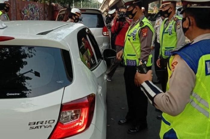 Polisi tilang pelanggar aturan ganjil genap di Jaktim (10/8/2020).