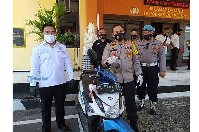 Kapolres Buleleng bersama Kasat Reskrim Polres Buleleng menunjukkan barang bukti sepeda motor Honda BeAT hasil curian tersangka Desak Pratiwi, Senin (10/8/2020) 