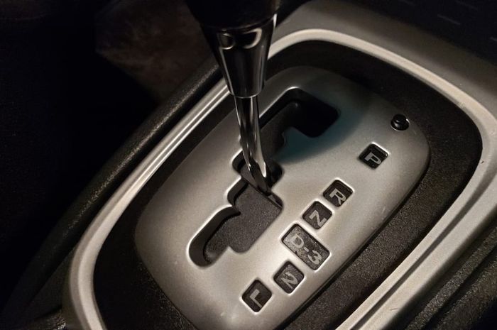 Tuas transmisi Toyota Rush transmisi matik yang parkir pararel bisa digeser dari posisi P ke N dengan menekan tombol shift lock