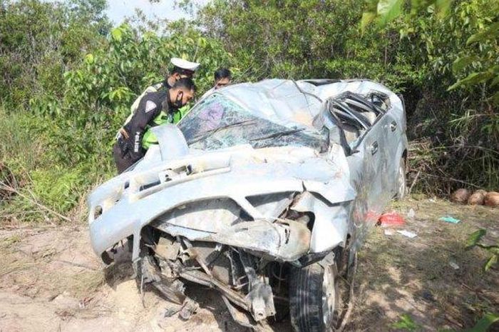 Toyota Avanza hancur hingga atap gepeng usai terguling karena pecah ban di Bintan, Kepulauan Riau