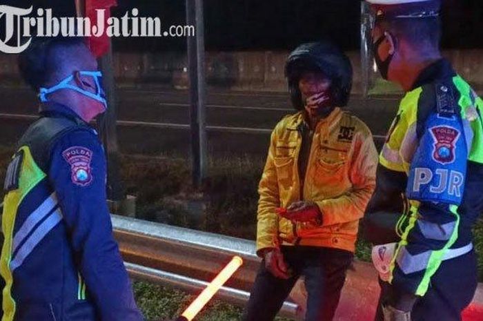 Polisi PJR Polda Jatim mengamankan pengendara motor yang kesasar masuk di jalan Tom Sumo. 