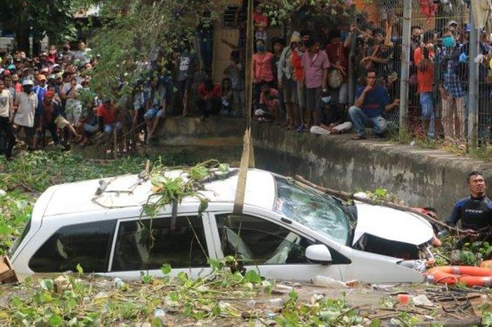 Proses evakuasi Toyota Avanza yang terjun ke sungai Mahakam, Kalimantan Timur