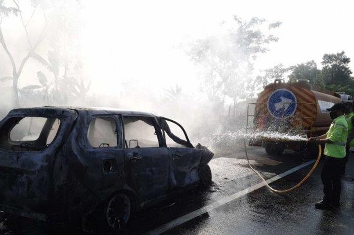 Toyota Avanza terbakar di tol Cipali usai menabrak mobil lain, Senin (10/8/2020).