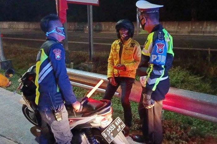 Pengendara Honda BeAT yang masuk tol Sumo dihadang pihak kepolisian