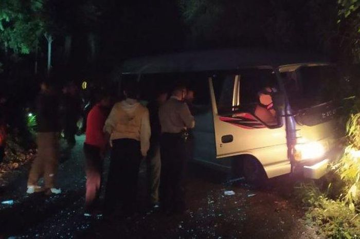 Mobil Elf yang mengangkut rombongan pendaki alami kecelakaan di di Kemuning Ngargoyoso, Karanganyar, Minggu (9/8/2020) malam.  