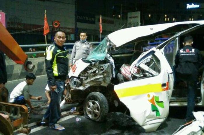 Daihatsu Gran Max ambulans hajar pembatas flyover di JL ZA Pagaralam, Bandar Lampung