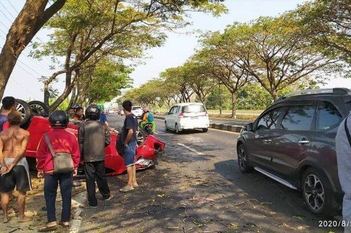 Honda Jazz dengan kondisi tereguling dan mengalami kerusakan jadi tontonan warga